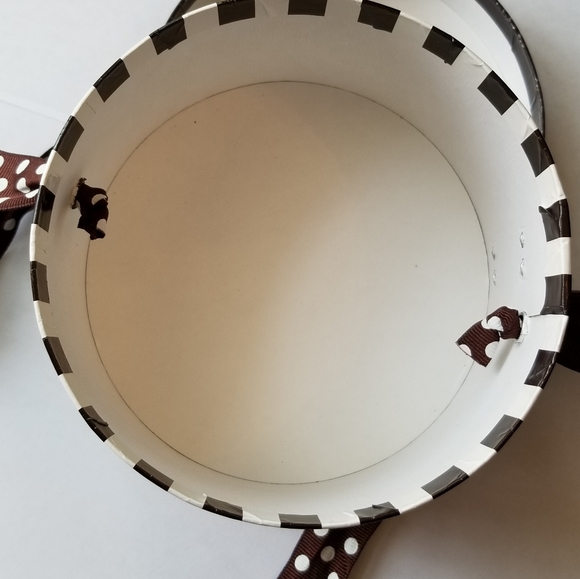 ❗Henri Bendel Iconic Brown and White Stripe Round Box with Polka Dot Ribbon❗ - Picture 7 of 7